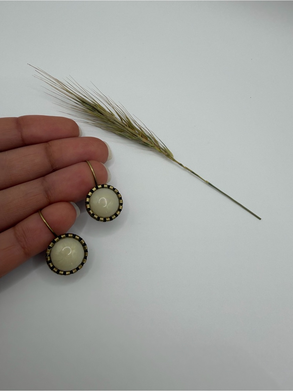 Vintage-Style cream Glass resin Drop Earrings